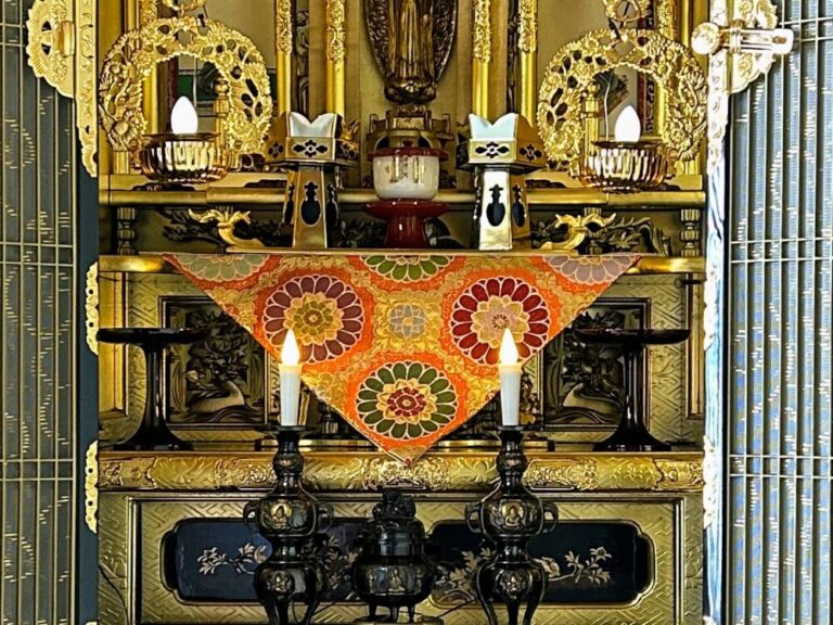 お仏壇の中にある三角形の打敷の使い方、3つのポイント！ - 広島で仏壇の修理修復の専門「音羽屋」の職人が仏教や仏壇のことを楽しく綴る