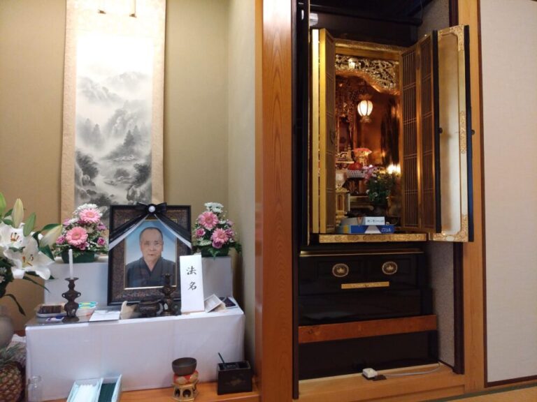 「遺影」の置き場所や飾り方で困った時には3つの方法があります! - 広島で仏壇の修理修復の専門「音羽屋」の職人が仏教や仏壇のことを楽しく綴る