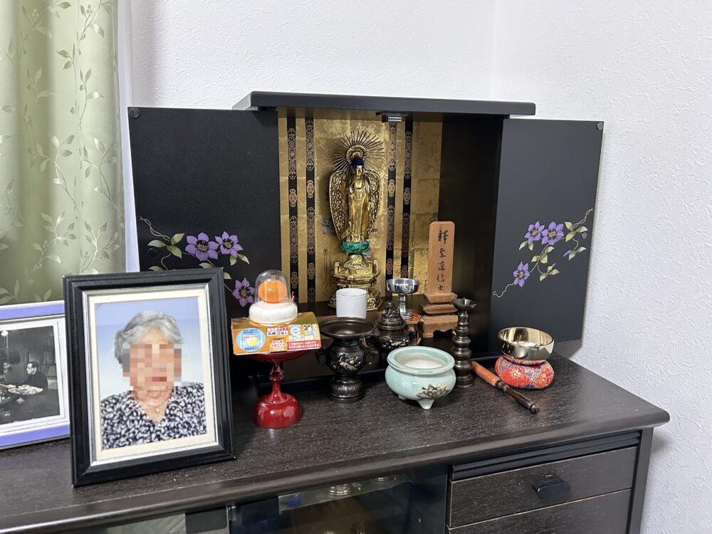 「遺影」の置き場所や飾り方で困った時には3つの方法があります! - 広島で仏壇の修理修復の専門「音羽屋」の職人が仏教や仏壇のことを楽しく綴る